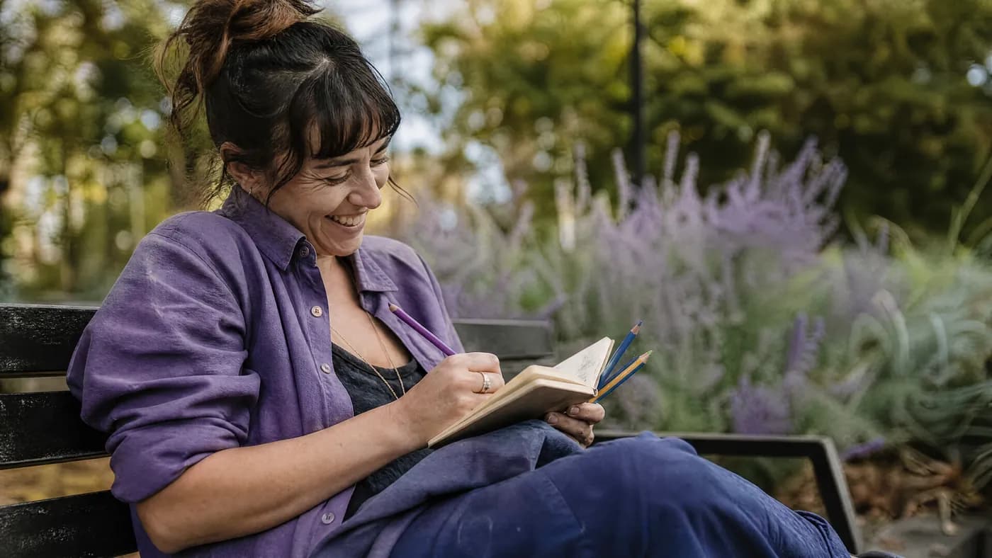Artiste feuilletant un ouvrage de référence