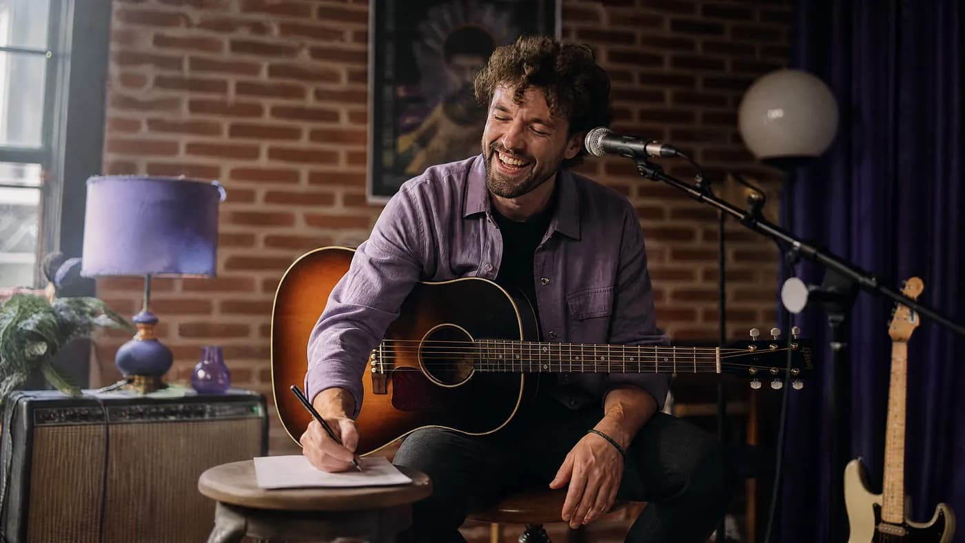 Musicien en répétition dans son studio